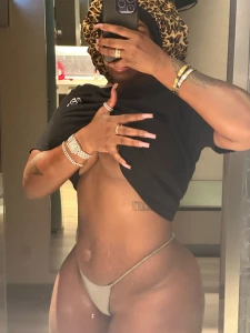 Hips and underboob
