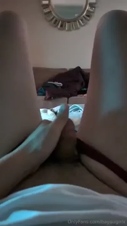 Come make mommy hard and make her cum 