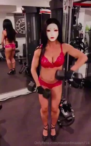 Sexy saturday shoulder smash