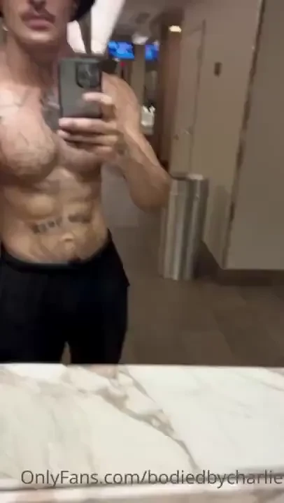 No photoshop i just fucking walk around like this 