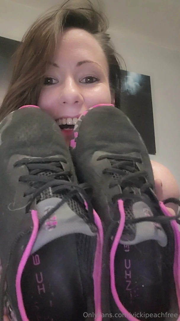 Who wants to submit to sweaty trainers and feet 