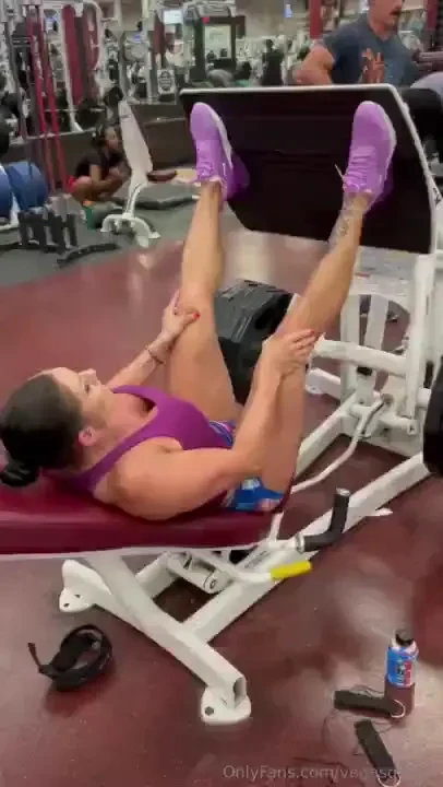 Two clips from my last two leg days i completely forgot to post but 