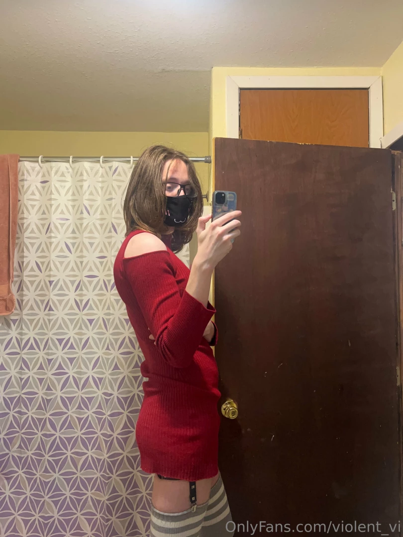 Red dress make me look so good 