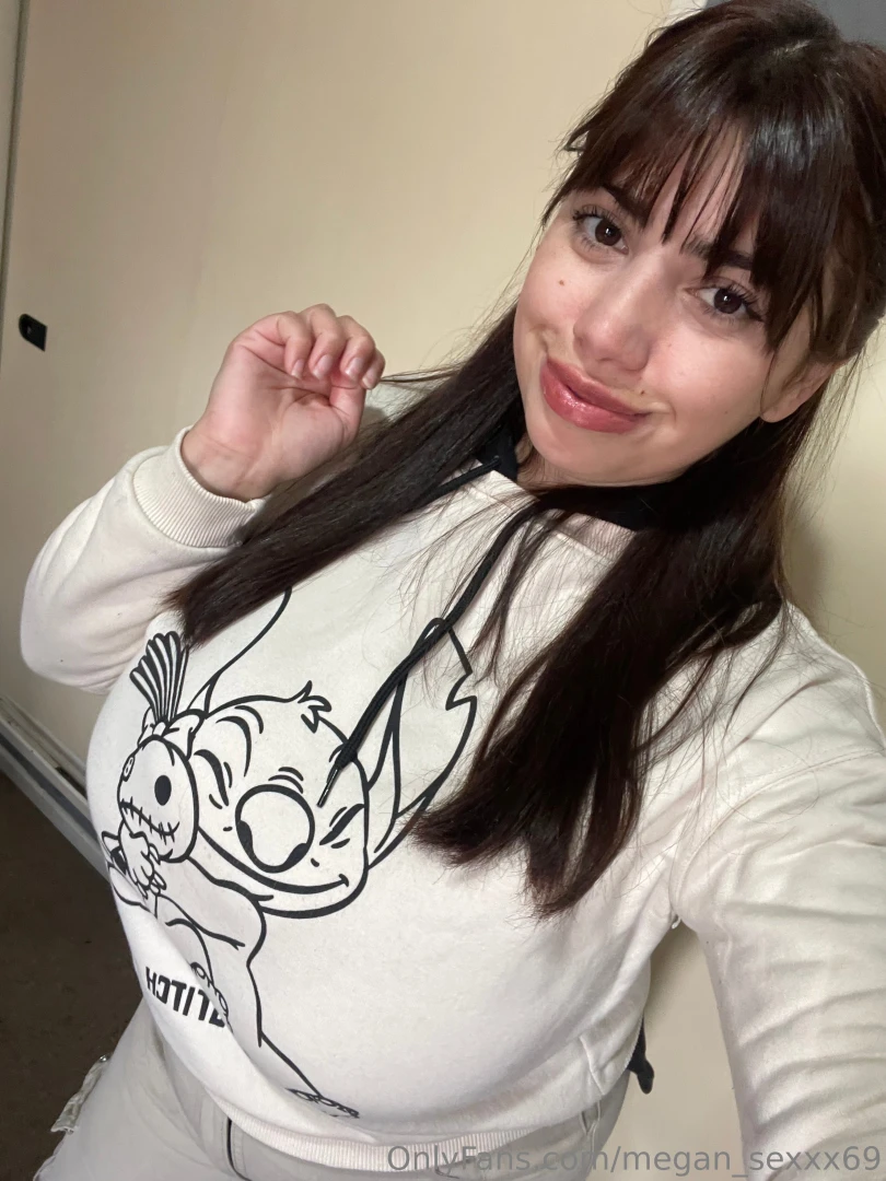 I love my stitch sweatshirt 