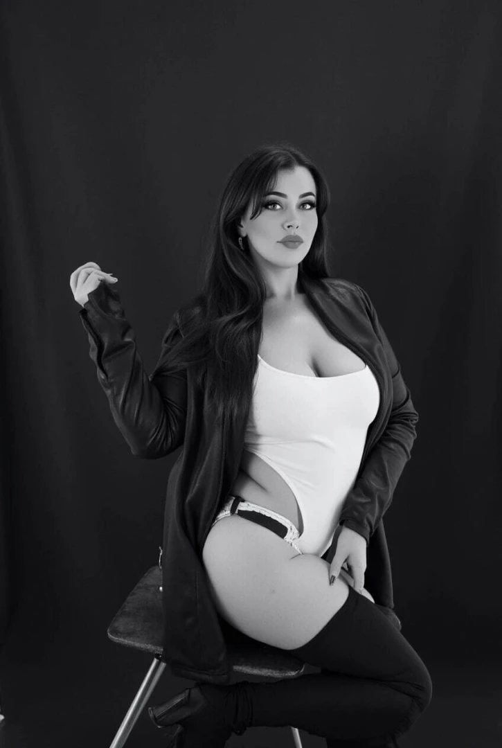 Can this 200 pound woman catch your eye if i walk past braless 