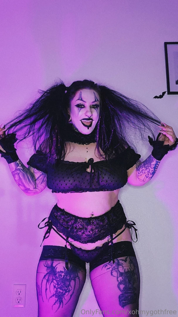 Subscribe to xohmygoth and see all the nude clown content 