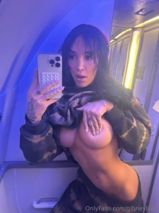 Wanna play with my pussy on the jet bae