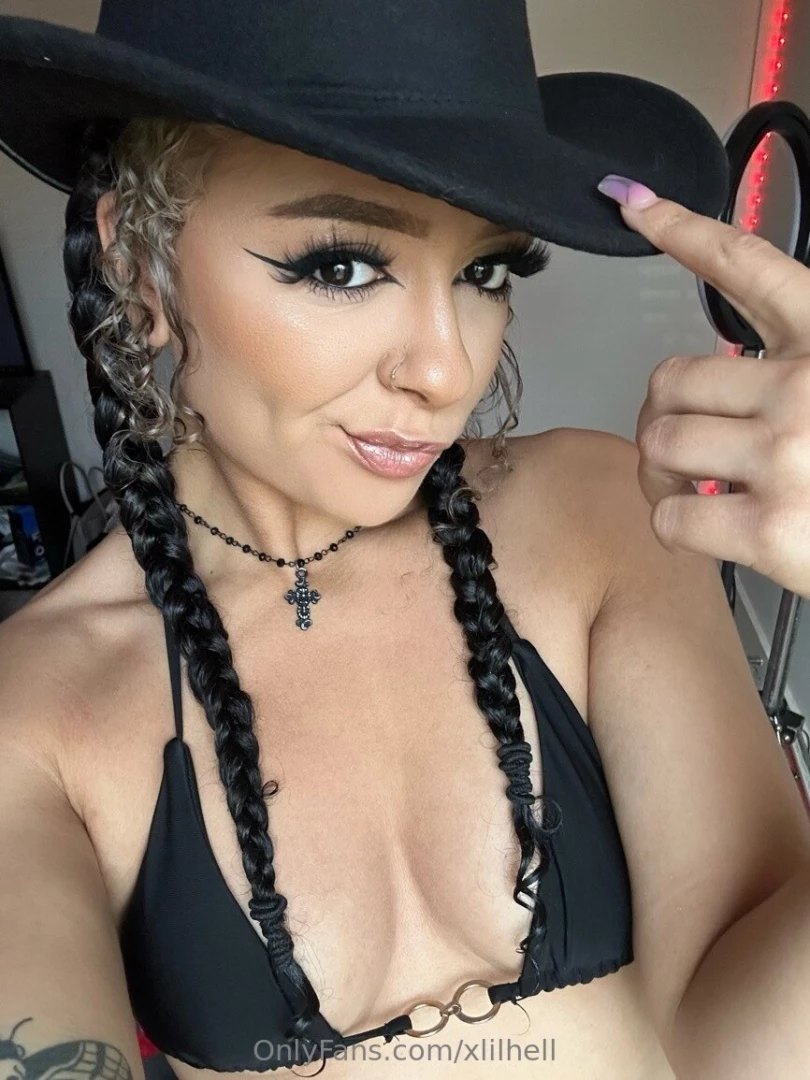 Follow my sexy horror movie loving bestie flickswithvic b g content 