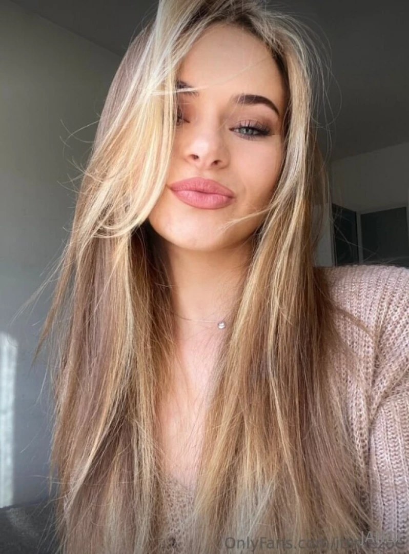 V itsmezoe now wet she loves having her juicy ass squeezed this 