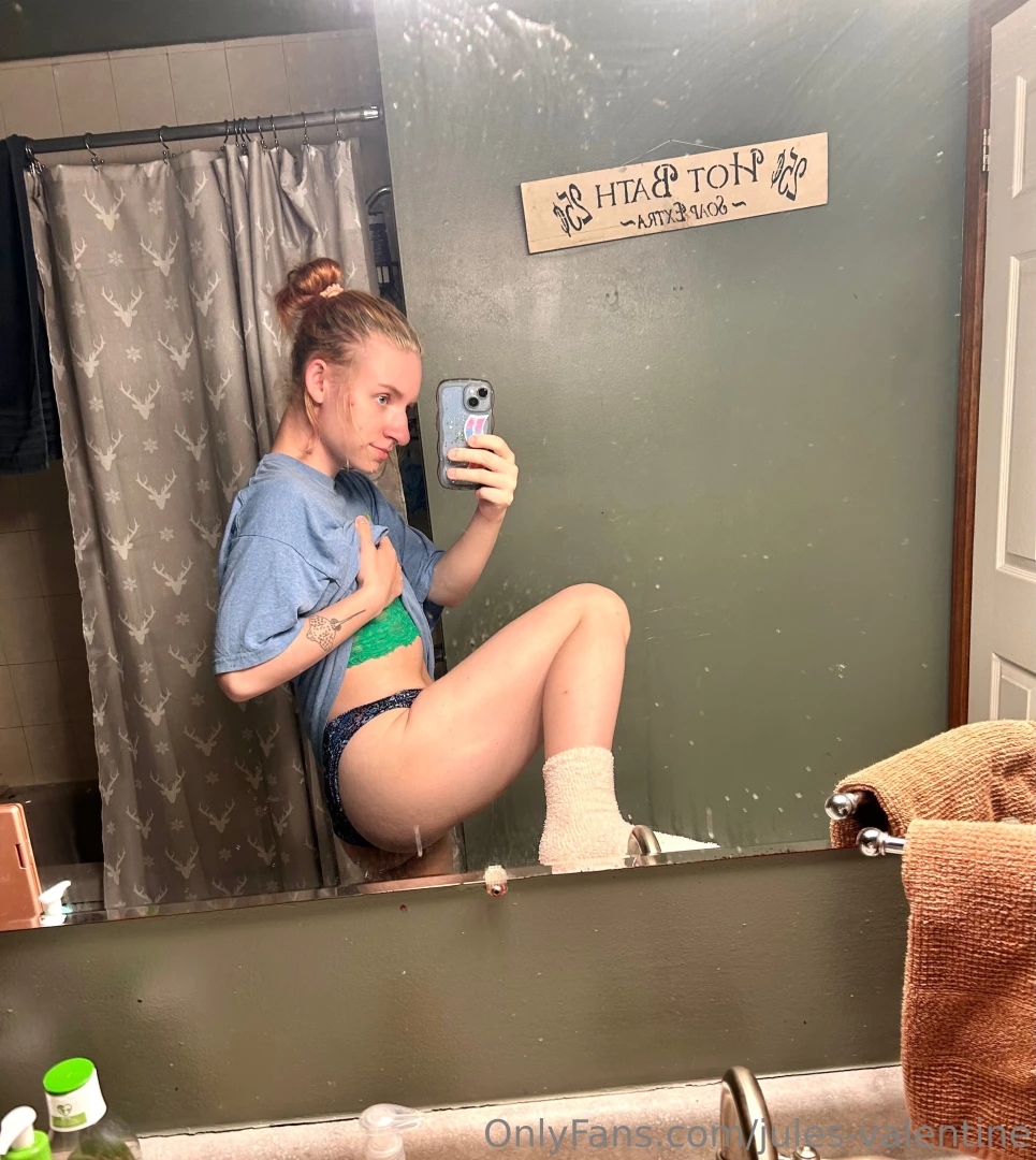 Hi loves some sneaky bathroom pics this evening just for you - leave a 