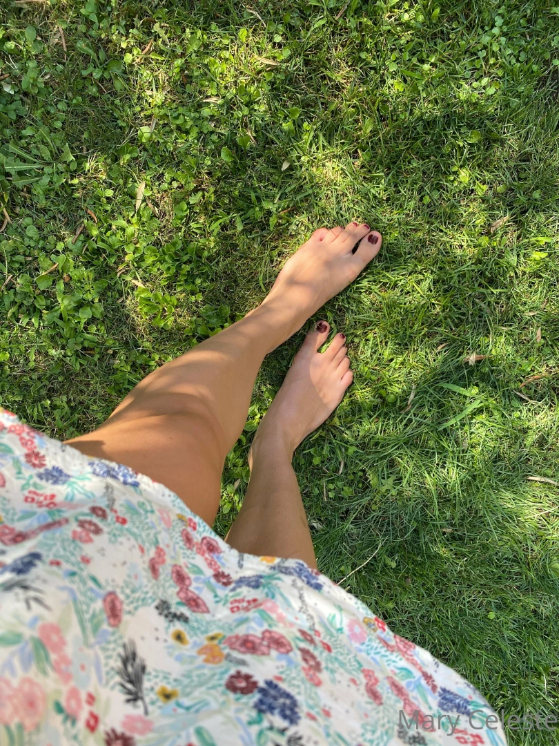 Penso che camminare a piedi nudi sull erba affondare le dita sul prato 