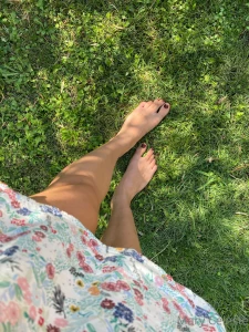 Penso che camminare a piedi nudi sull erba affondare le dita sul prato