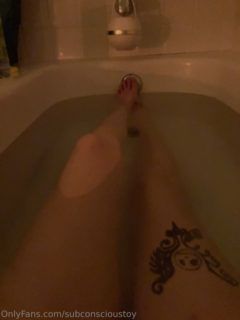 Just a fat pussy getting a scrub down 