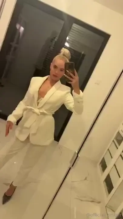 Hmmm meinst du ich kann das anziehen hmmm do you think i can wear this 