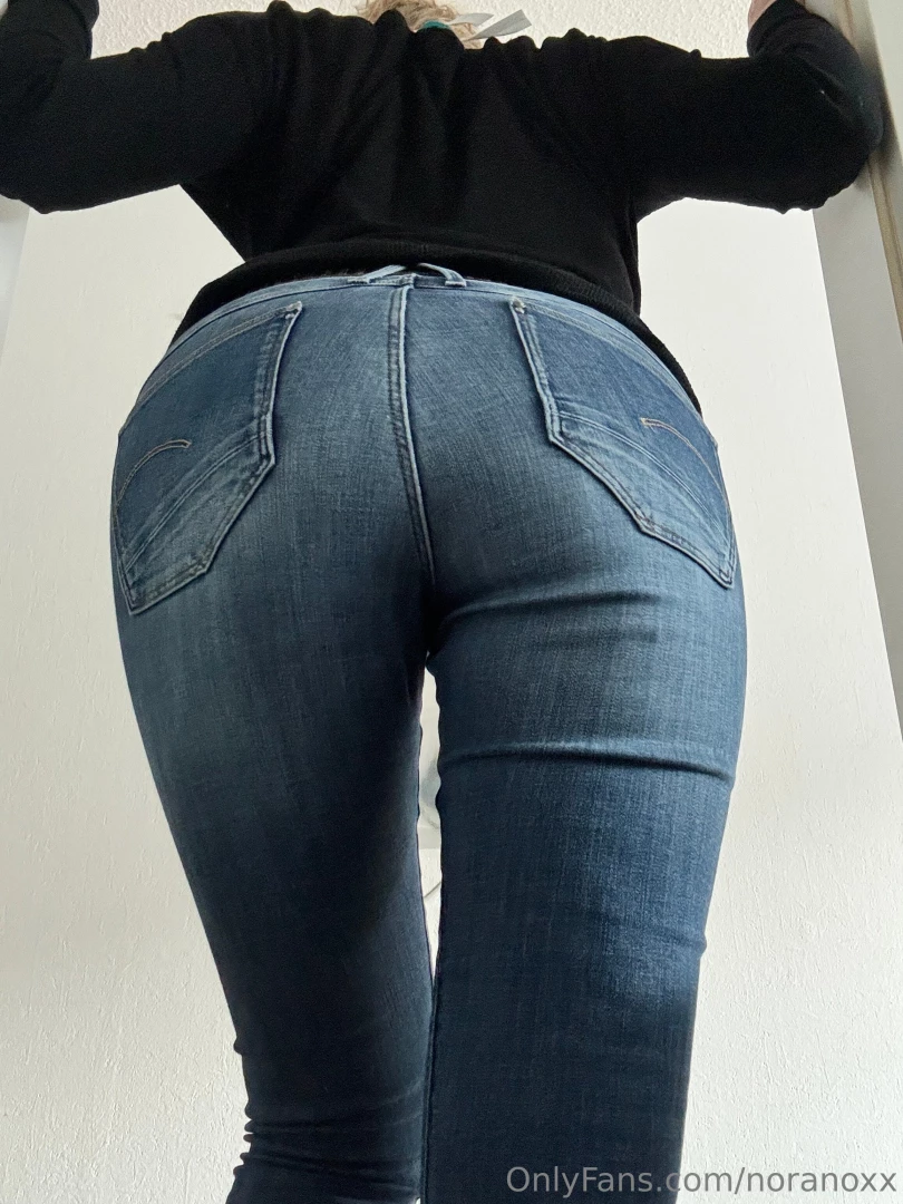 Who likes a hot ass in a tight jeans 