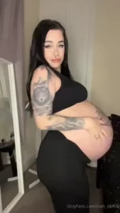 Lil striptease for you leave mommy a tip if you love