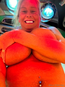 Sharing my tanning bed time from earlier today going live in 10 mins