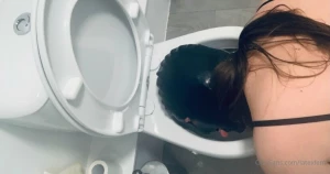 Anybody wanna see me flush my head down the t0ilet