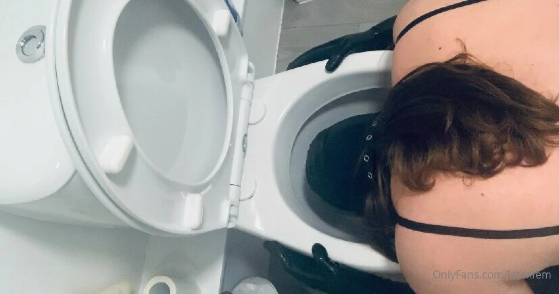 Anybody wanna see me flush my head down the t0ilet part 1 