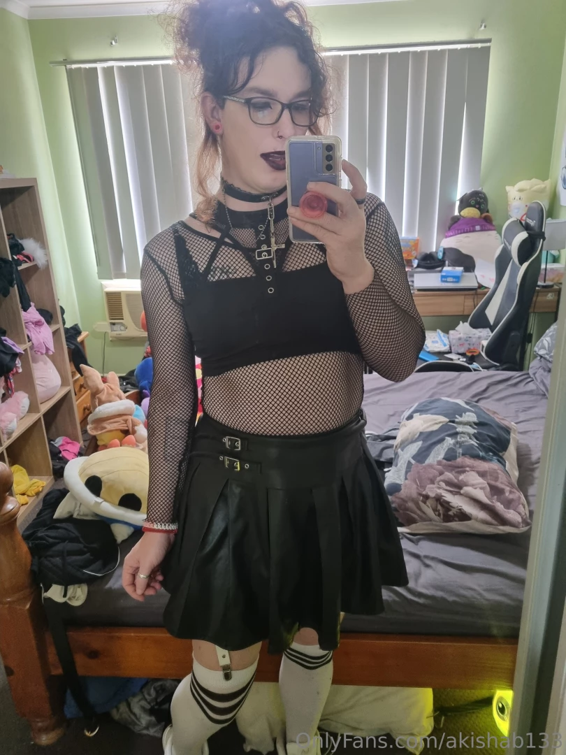 Spooky season is almost here so lets celebrate with a super gothy 