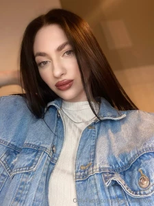 Feeling l ssig und stylisch in meiner lieblings-jeansjacke es ist