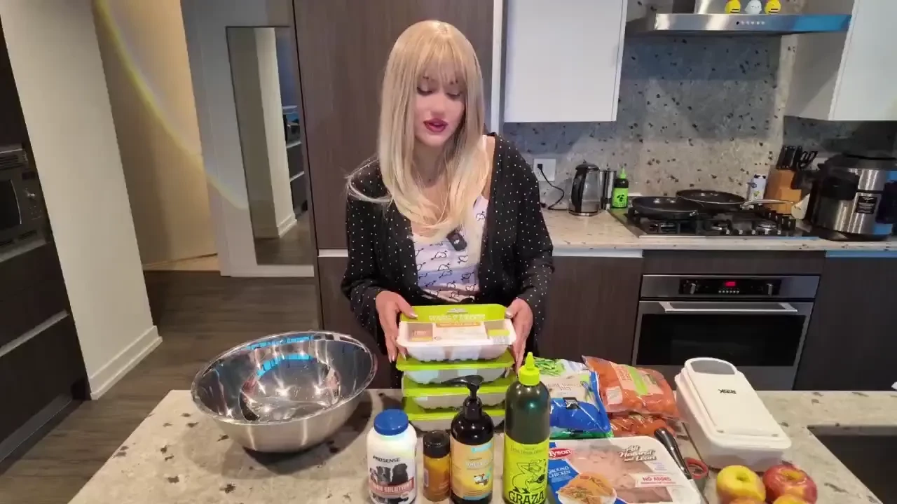 Making your own dog food is so easy kittytheasmrqueen is showing you 