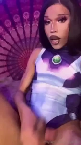 Starfire has a dick cosplay