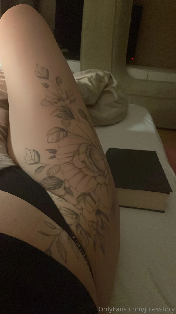 Ich lege mein buch zu seite und warte auf dich i put my book aside and 