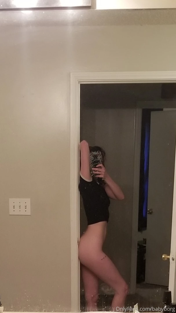 You ever take nudes and you fall in love with yourself not to toot my 