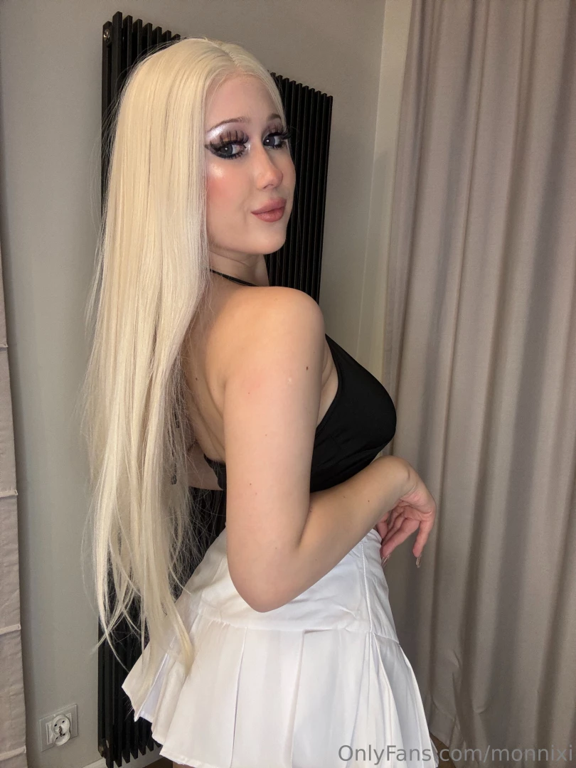 Baby you can t pass up a hot blonde like that 