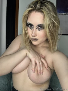 Today i decided to be a little creative and make an unusual makeup it