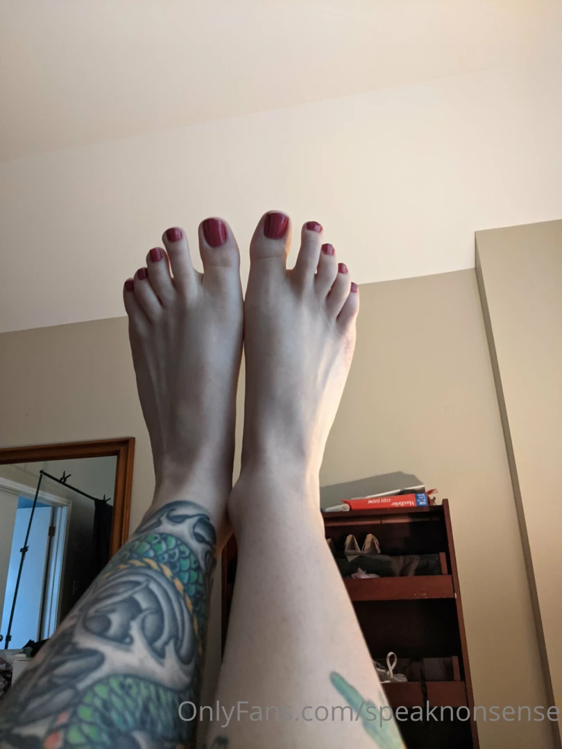 I like my toes in this lighting hehe 