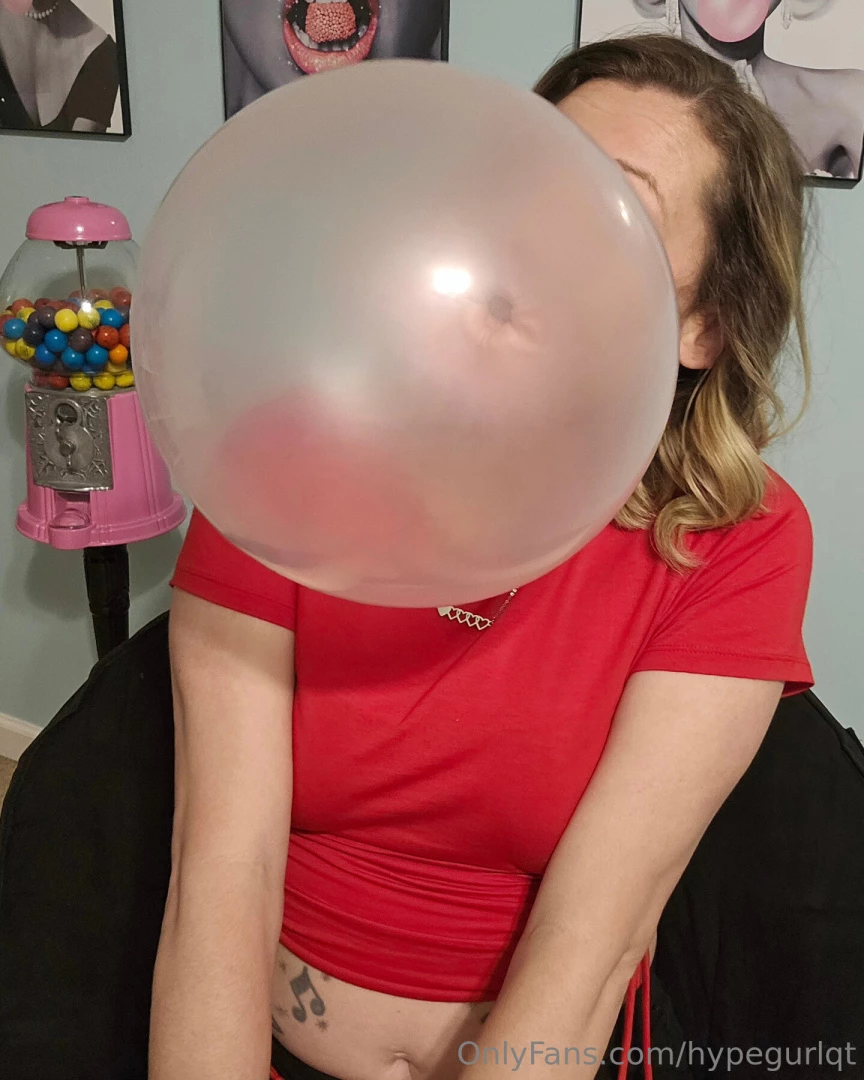 A messy gum sesh with suck backs face pops and some cross eyes 