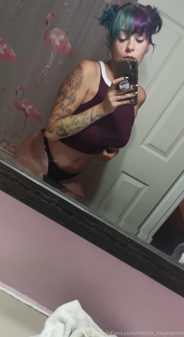 Y all like tattoos and mom bods 