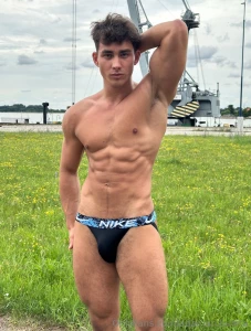 You can see how freaky this guy justemilior is just by looking in to part 7