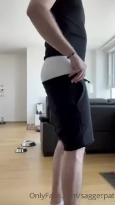 Closeup sagg snd teas in black shorts