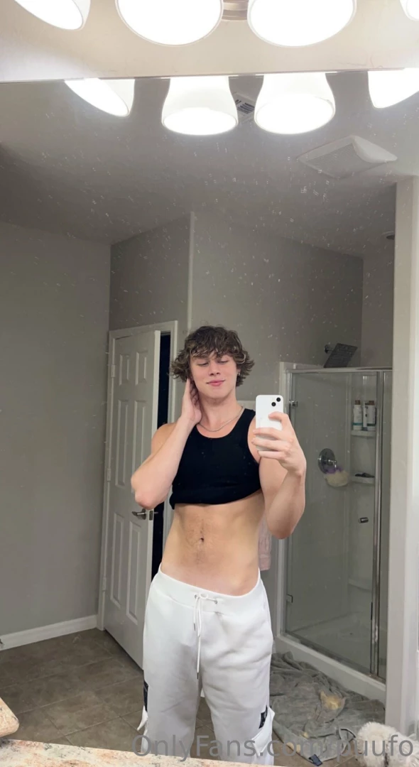 Couldn t find my gray sweatpants 