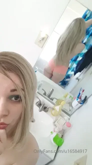 A cute mirror booty wiggle 