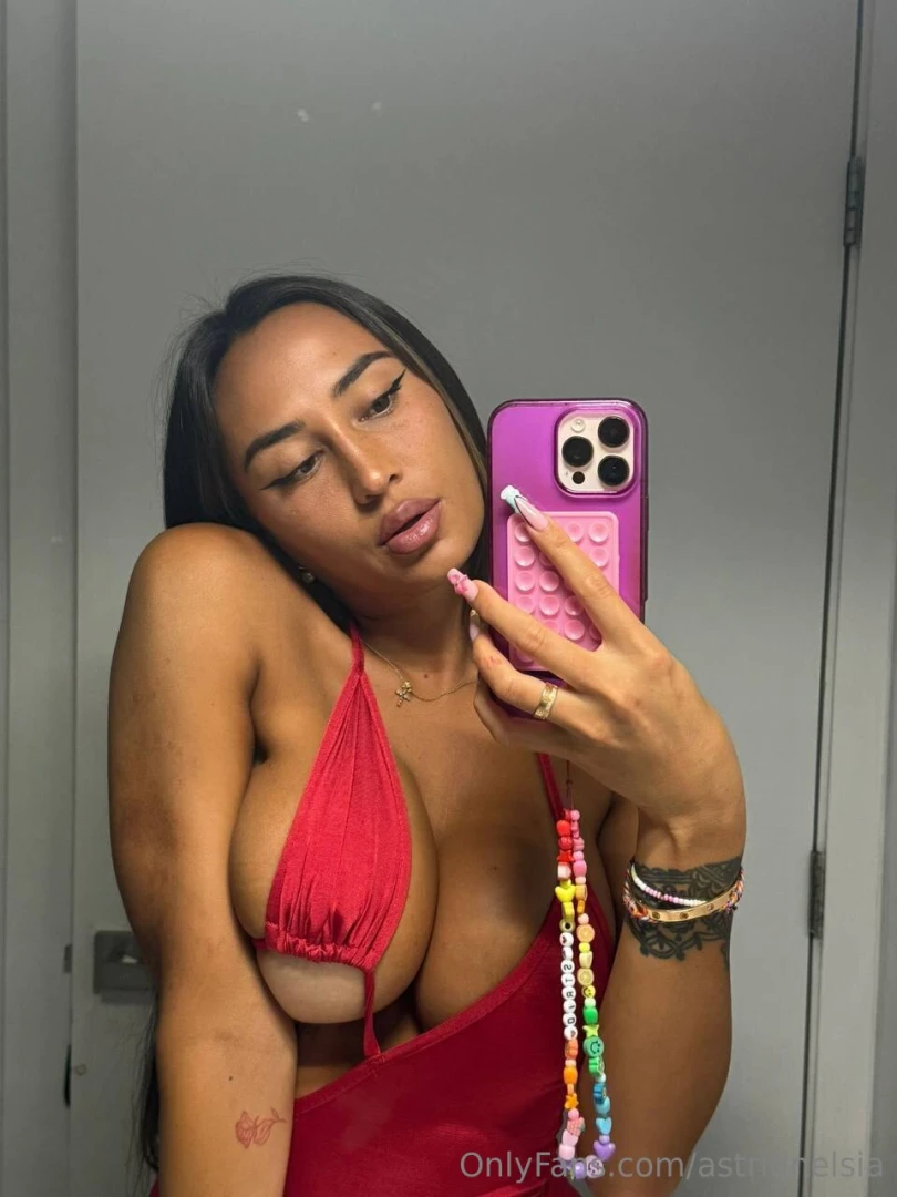 Tu voudrais caler quoi entre mes gros boobs 