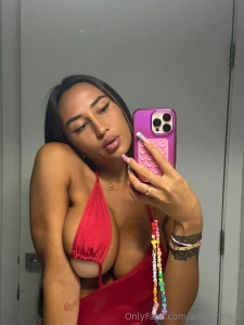 Tu voudrais caler quoi entre mes gros boobs