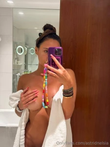 Oupsss il suffit d un message et je fais tomber la serviette