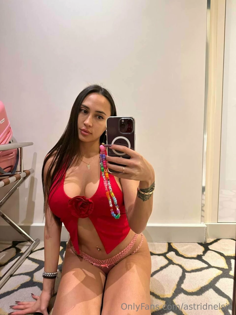 Je t attends patiemment dans mes dms 