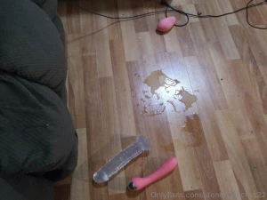 Last night i squirted so much it got my phone wet and stopped