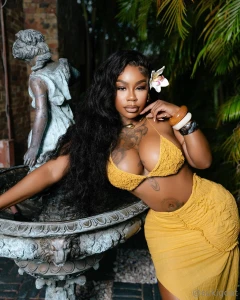 Ass is feelin real tight who got them big hands for me