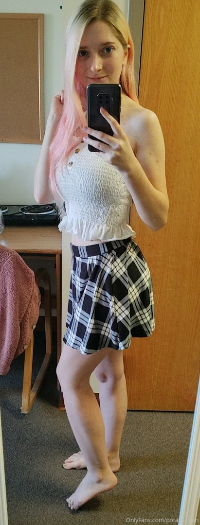 Hellooooo everyone to celebrate 100 fans i m doing a livestream 