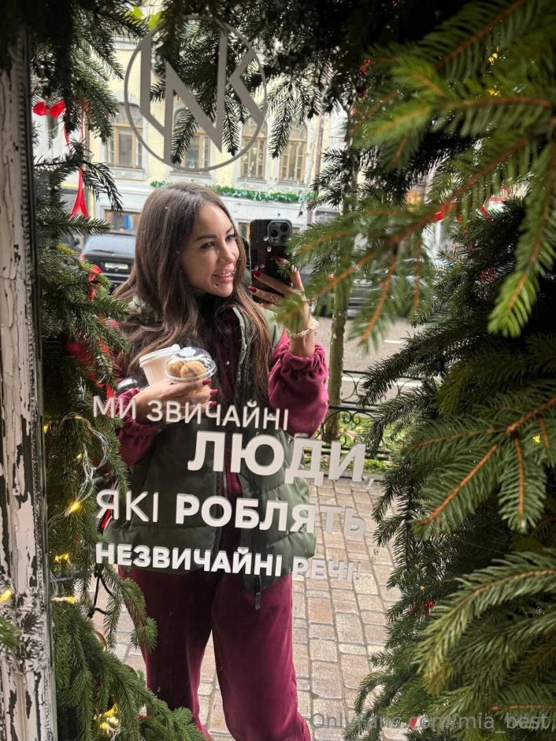 I love the new year atmosphere in the city everything is decorated and 