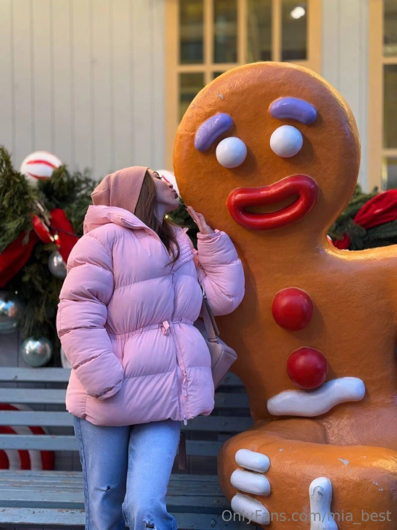 Went for a walk and saw a shrek cookie i love this cartoon so much 