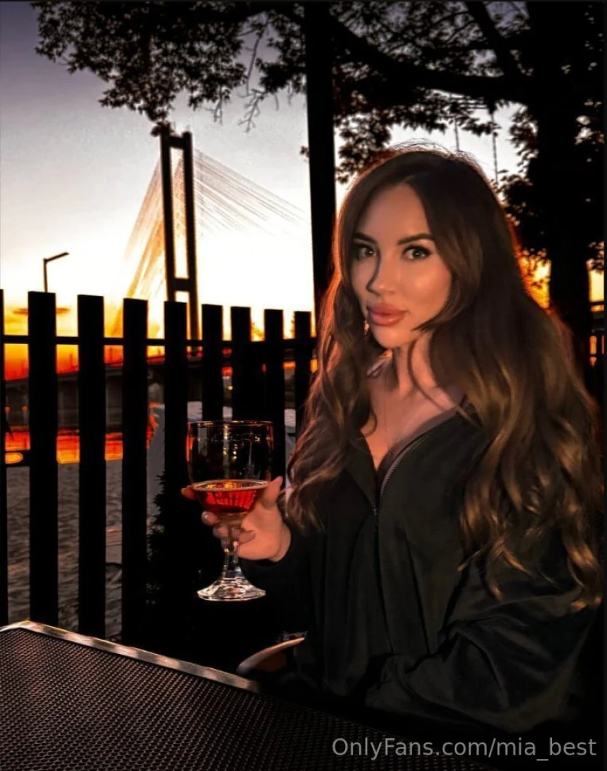 They say that the best dinners end with two empty glasses and one very 