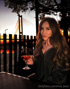 They say that the best dinners end with two empty glasses and one very