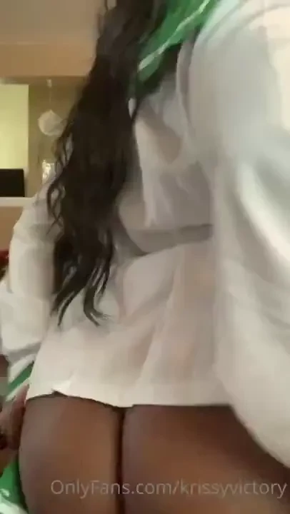 Booty too big for this skirt 